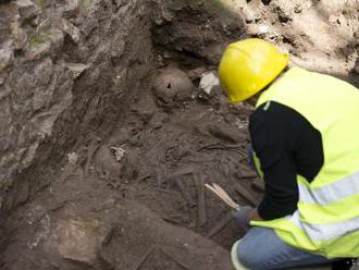 Archeológovia našli južne od Káhiry vyše 4400-ročnú hrobku kňaza