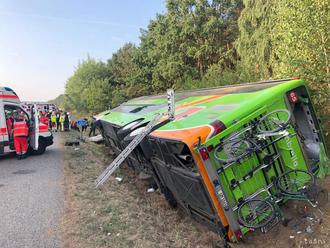 Jeden mŕtvy a desiatky zranených pri havárii autobusu pri Zürichu