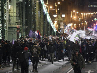 Protesty proti zákonníku práce i Orbánovi pokračovali aj v nedeľu