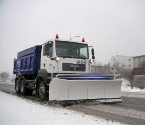 Počas víkendového sneženia nasadila Nitra na údržbu 12 mechanizmov