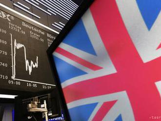 Fitch: Brexit bez dohody by zrejme spôsobil zníženie ratingu Británie