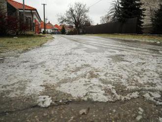 NA CESTÁCH OPATRNE: Na celom území Slovenska sa vyskytuje poľadovica