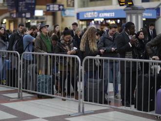 Londýnske letisko Gatwick je po preletoch dronov stále zatvorené