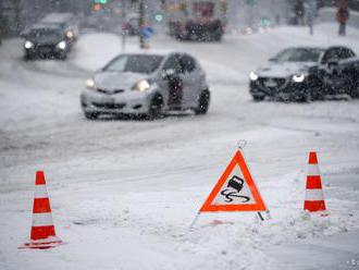 Cesty na Slovensku sú zjazdné, na niektorých úsekoch hrozí poľadovica