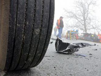 Nákladné auto v Nitre zrazilo dve chodkyne, jedna je vo vážnom stave