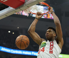 Milwaukee zdolalo Brooklyn, Antetokounmpo dosiahol triple double