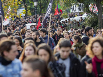 Pri protestoch v Barcelone zadržali 13 ľudí a viac ako 60 je zranených