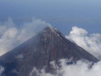 Filipínska sopka Mayon chrlila po erupciách oblaky popola