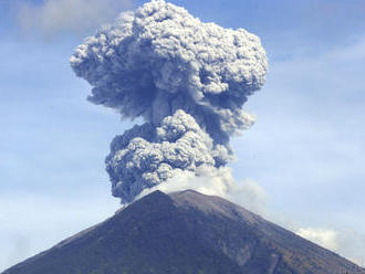 Sopka Agung na Bali sa znovu prebudila, chrlila popol a horúci dym