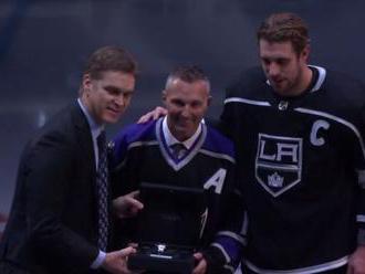 Video: V Los Angeles si uctili Višňovského, zaradil sa medzi legendy Kings