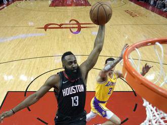 Video: Harden zostrelil Lakers druhým triple-double v sezóne, v NBA aj víťazstvá San Antonia a Orlan