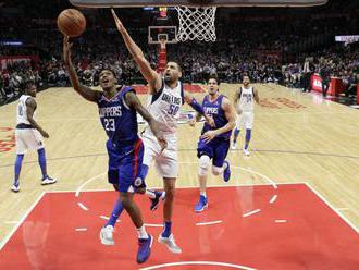 Video: Houston prehral a prišiel o dôležitého hráča, Clippers sa spoliehali na Lou Williamsa