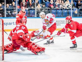 Július Hudáček sa stal brankárom týždňa v KHL, proti „žolíkom“ sa blysol aj shutoutom