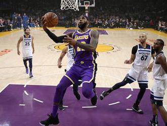 Vianočné NBA prinieslo víťazstvo LA Lakers proti Golden State, ale aj zranenie LeBrona Jamesa