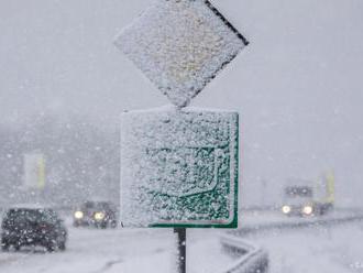 Maďarsko bojuje so snehom, do Chorvátska nevpúšťajú kamióny