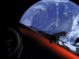 Tesla Roadster odjel na Mars. Odchýlil se z trasy a míří do pásu asteroidů