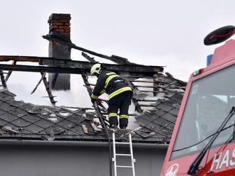 Strechu rodinného domu v okrese Trebišov zachvátil požiar: FOTO Zásah hasičov