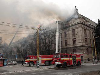 Hasičom sa podarilo zlikvidovať požiar strechy Daňového úradu