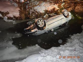 Tragická nehoda na východe: Auto skončilo v potoku, šofér neprežil  