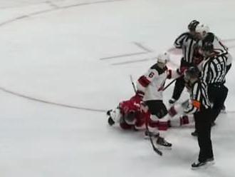 Video: Burrows dostal v NHL stopku, Halla udieral päsťami a kopal do hlavy aj chrbta