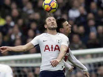 Video: Tottenham neprehral tretí zápas po sebe, Kane rozhodol derby proti Arsenalu hlavičkou