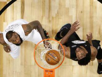 Video: Zápas hviezd NBA bol dramatický, tím LeBrona Jamesa tesne zvíťazil