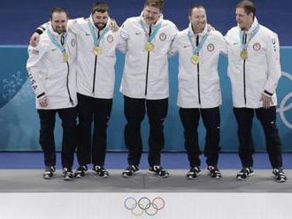 Ceremoniál pre hráčov v Curlingu priniesol kurióznu situáciu, víťazom odovzdali medaily pre ženy