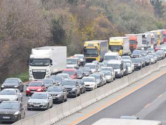 ZDRŽÍTE SA: Maďarská diaľnica M1 je smerom do Budapešti upchatá