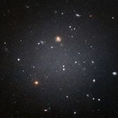 Rozptýlená galaxie NGC1052–DF2 zřejmě postrádá temnou hmotu