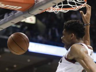 Video: Milwaukee ukončilo sériu prehier, Raptors sú neohrozeným lídrom východnej konferencie