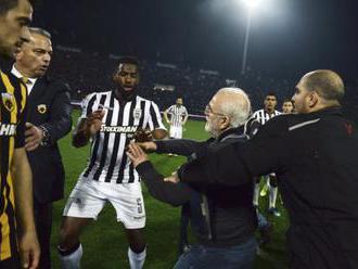 Video: Šláger medzi PAOK Solún a AEK Atény mal škandalózny záver, Savvidis vtrhol na trávnik s pišto