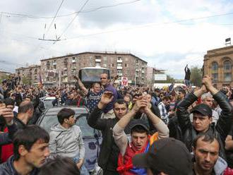 Protesty proti vláde po výzve opozičného lídra v Arménsku pokračujú