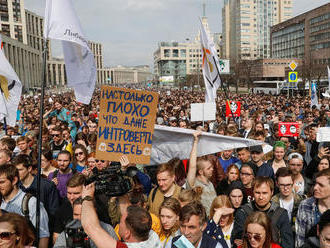V Moskve protestujú proti obmedzeniu slobody internetu tisíce ľudí