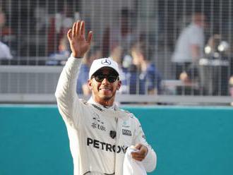 Lewis Hamilton očakáva počas víkendovej Veľkej ceny Číny náročný súboj s jazdcami Ferrari