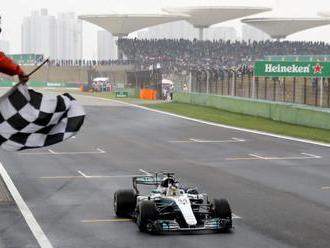 Formula 1 sa presunula z Bahrajnu do Číny, rekordér Hamilton dúfa v otočenie kariet