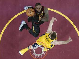 Video: Cleveland začal play-off NBA prehrou, Middleton sa blysol strelou s klaksónom z desiatich met