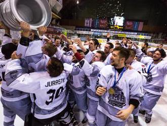 „Jeden cieľ. Jeden team. Jedna rodina.“ UMB HOCKEY TEAM zdvihol nad hlavy vytúženú trofe