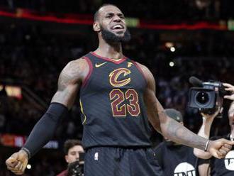 Video: Houston je v 2. kole play-off NBA, LeBron trojkou s klaksónom rozhodol o výhre Clevelandu