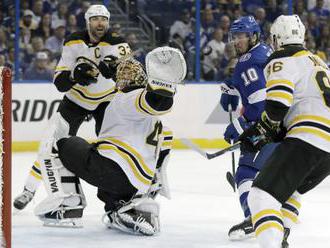 Video: Chárov Boston suverénne triumfoval v Tampe, hráči Vegas majú prvý neúspech v play-off NHL