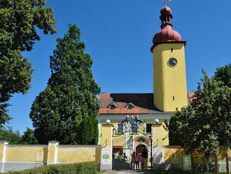 Stráž nad Nežárkou, zámek pěvkyně Emy Destinnové, vlastenky, která upadla v zapomnění