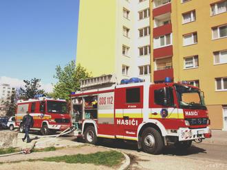 V Bratislave HOREL byt: Zasahovalo skoro 20 hasičov