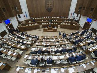 Poslanci netradične rokujú v pondelok, zostáva im už len zopár návrhov