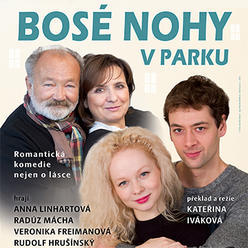 Letní scéna Harfa: Bosé nohy v parku