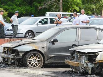 V Nitre v noci podpálil štyri autá na policajnom parkovisku