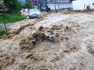 Spúšť po prietrži mračien pri Púchove: Z potoka sa stala dravá rieka, VIDEO pohromy