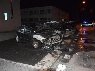 FOTO Podpaľači si vybrali netradičný cieľ: Štyri policajné autá boli v plameňoch