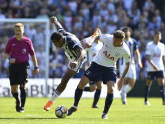 Futbalisti Stoke City vypadli z Premier League, West Bromwich tuho bojuje o záchranu