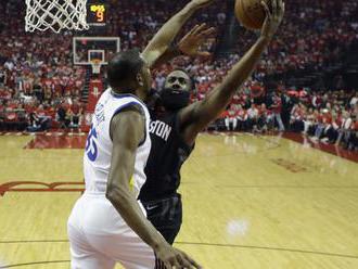 Video: Warriors zvíťazili v Houstone a v konferenčnom finále NBA sa ujali vedenia