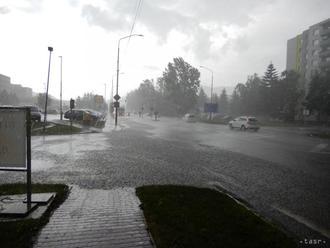 Následky búrky a intenzívneho dažďa na Liptove odstraňovali hasiči