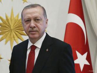 Erdogan sľubuje Rakúsku odvetné opatrenia za zatvorenie mešít